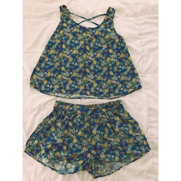 Tops - ❗️DONATING 12/23❗️ 🍍 FineApple 🍍